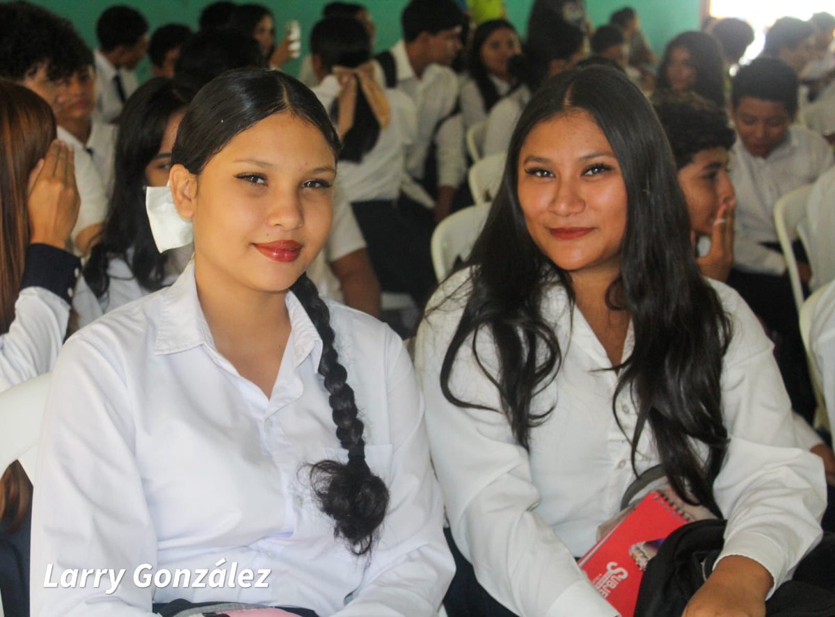 CanDigital2's tweet photo. Desde el Instituto Nacional de Segovia "Leonardo Matute", las autoridades educativas invitan a todas las madres y padres de familia a acercarse a los centros escolares, llenar la esquela de matrícula y asegurar la continuidad de los estudios de sus hijos e hijas. ✊🏼❤️🖤💙🤍💙 https://t.co/J85gcKqrpN