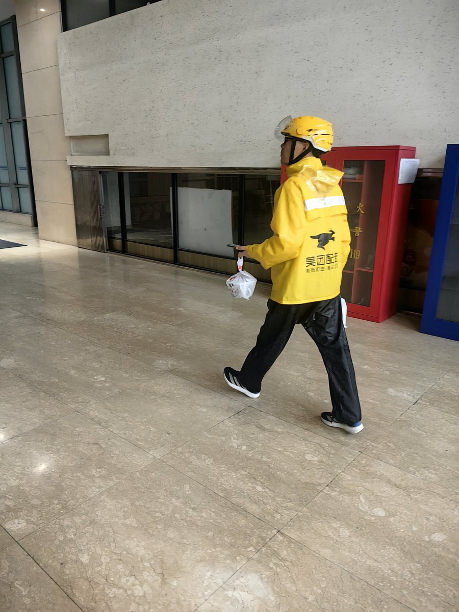 damon_chen_007's tweet photo. 中午楼下全是湿透的外卖小哥。
有人穿凉鞋跑单，鞋和裤脚全是水，一次还不止送一单。
我白天坐着写代码，晚上偶尔跑两单就喊累。
他们中午高峰期这样跑，真不知道怎么撑的。 https://t.co/1TjLmgBR4r