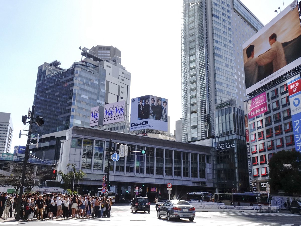 Da_iCE_STAFF's tweet photo. 「#うららか」のリリースを記念して、
渋谷西口ビジョンで #Spotify 屋外広告を放映中！

ぜひチェックしてみてください！

▼Listen on Spotify
https://t.co/qfvPCVIQhy

フジテレビ系木曜劇場「波うららかに、めおと日和」主題歌

@meotobiyori 
@SpotifyJP
#めおと日和
#Da_iCE https://t.co/tgYQRZohla