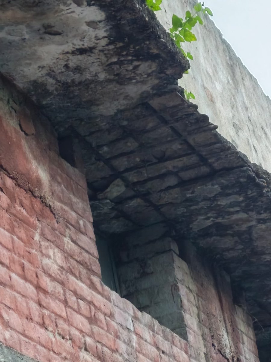 SyedHaseebAliS5's tweet photo. Pics  I shared is of GGHSS Gujrat tehsil RUSTUM district mardan ...the building may be the cause of any big accident... https://t.co/xrKt65eliz