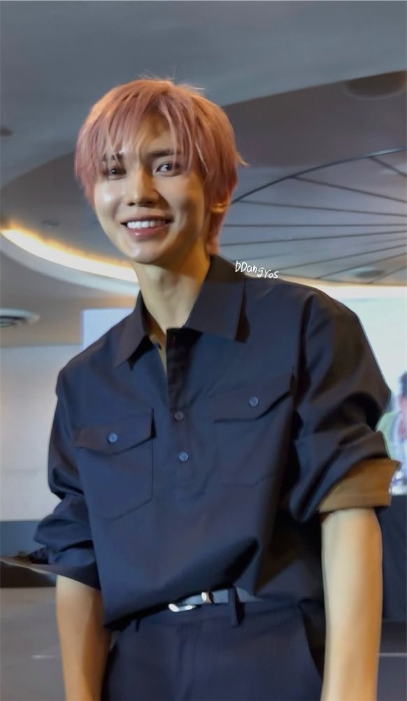 mleokiss's tweet photo. i haven’t known peace since he revealed this hair color i genuinely don’t know how much more i can take https://t.co/wsd5EoUJog