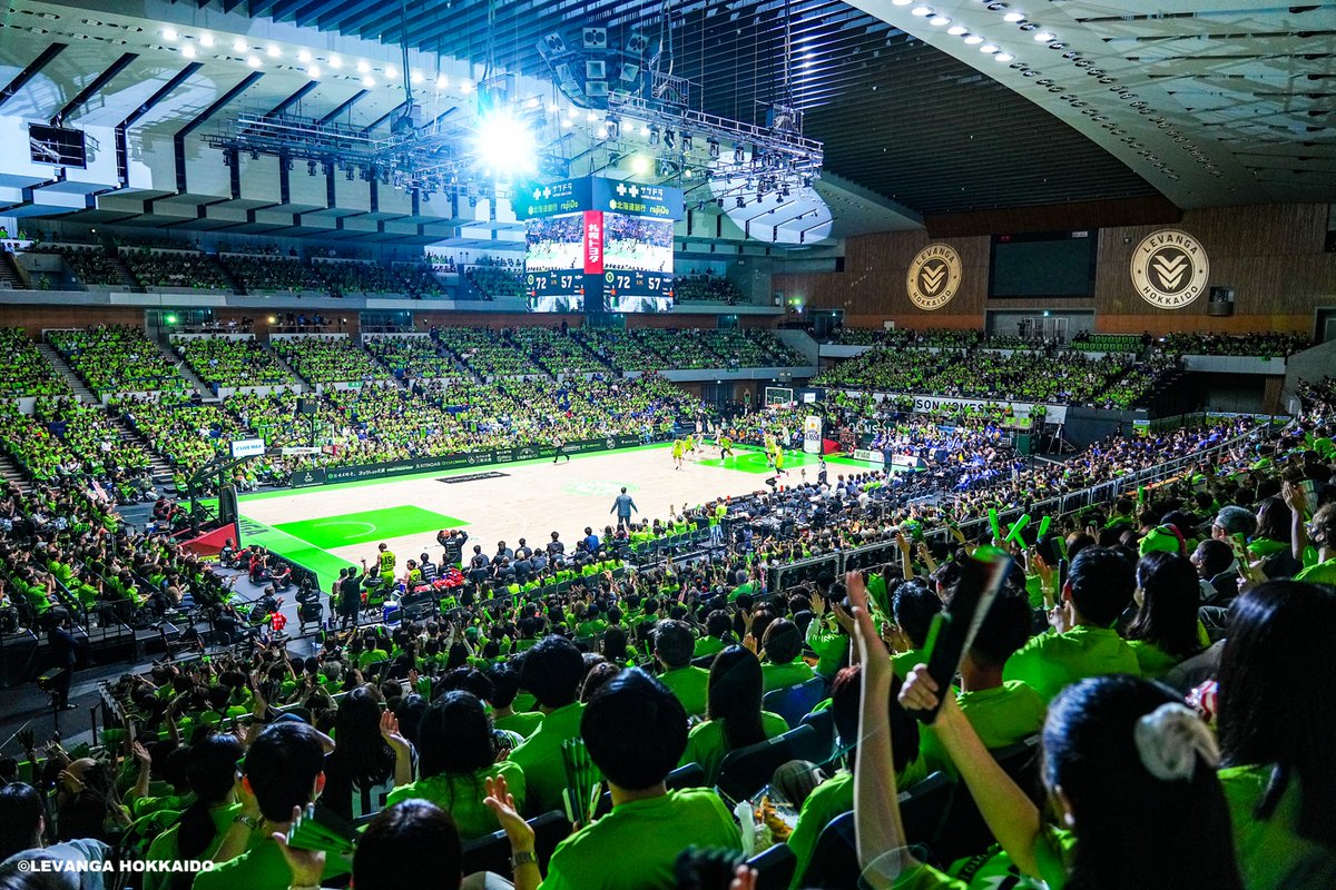levangakousiki's tweet photo. #レバンガ北海道 ファン・ブースターの皆さまへ、
応援コール「Let's go, LEVANGA!」についてのお知らせです⛄📣

今シーズンより、レバンガ北海道はリブランディングを行い、ホームゲームでの演出に関しても、一部変更しております。
大きな変更の一つが、応援コールを「Let's go, LEVANGA!」に変えたことです。
15年間、「ガンバレレバンガ！」のコールに背中を押され、チームはここまで戦ってくることができました。
それでも、このタイミングで変えることを決断しました。

今のチームも、10年先のチームも。
チーム創設から応援してくださっている方も、今季はじめて来場された方も。
誰が聞いても、心をひとつに「さぁ行くぞ！」と前へ進む力となるように。

ぜひチームへ、「Let's go, LEVANGA!」のコールで後押ししてくださると嬉しいです。

そして、オンプレー中（試合進行中）は一定の環境で選手たちがプレーできるように、BGMやコールの音源などを流すようにしています。
会場のファン・ブースターの皆さまから沸き起こるコールに、チームは本当に力をもらっています。
その中でも、オンプレーになったタイミングで音源を流すことに関しては、ご理解くださいますようお願いするとともに、音源に合わせて一緒にコールやクラップで後押ししてくださると心強く思います。

応援してくださる皆さまとともに、勝利の歓喜を分かち合えるような会場を作っていきたいと思っておりますので、これからもチームへの全緑応援をどうぞよろしくお願い申し上げます。

株式会社レバンガ北海道 代表取締役社長　折茂武彦

https://t.co/4laCuEo64P