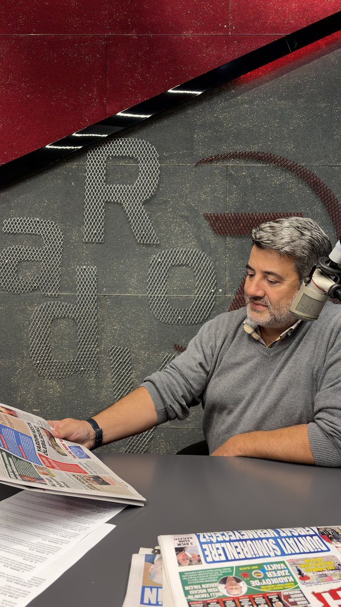 Radyo7's tweet photo. 07.00 – 09.00 arasında gündemin nabzı burada atıyor,
Güne doğru ve güvenilir haberlerle başlamak isteyenler için Başyazıcı Sucuk katkılarıyla Mehmet Can şimdi yayında. @BasyaziciTR 

Canlı dinlemek için; https://t.co/u3YHIVc1eY 

#radyo7 #radyo #canlıradyo #haber https://t.co/K3dneV6uZt