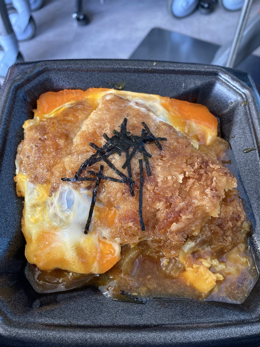 pipi_akky's tweet photo. トライアルのロースカツ重。

これで税込299円て。コスパ神だよなあ(当社比

コンビニなんかで買えませんワ(当社比 https://t.co/sVxYmZVO7o