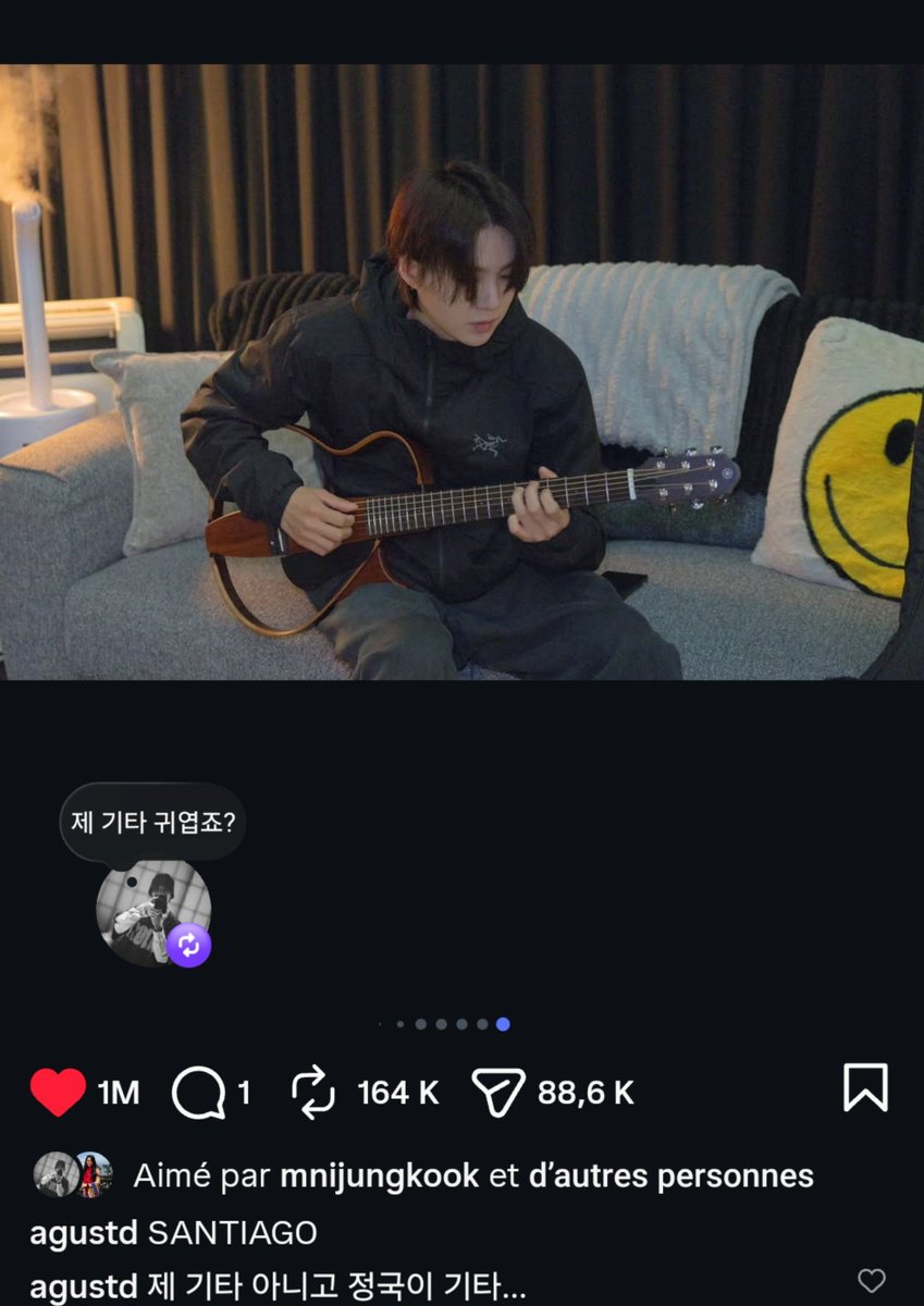 sucreyoongi's tweet photo. JUNGKOOK LIKED REPOSTED AND REPLIED!! ♡

🐱: it's not my guitar, it's jungkook's guitar
🐰: my guitar is cute, right?

CAN THEY JUST. PLAY TOGETHER. https://t.co/TBsfUEVkFw