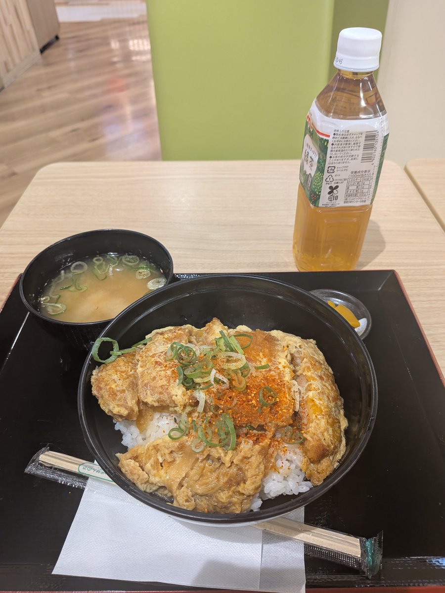 RikaSuzuka's tweet photo. カツ丼美味しい。食べまくりやからずんぐりむっくり加速中😅 https://t.co/SazjVCbmqR