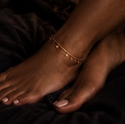 SayItSlick's tweet photo. A little gold, a fresh set, and a detail worth a second look. 💅🏽✨ What caught your eye? https://t.co/Sz4Uat7aWj