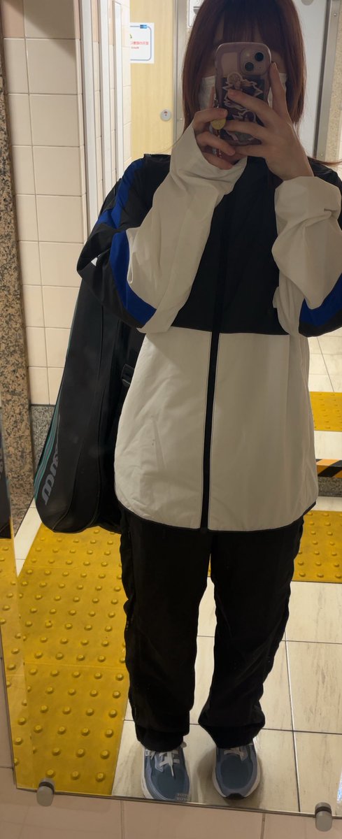 _Yucco0815's tweet photo. この前買ったにゅーウインドブレーカー、あじだす(アディダス)
セールで安かったし可愛かったので🫠
青のラインが赤のもあったけど学生時代のキャリーが白赤だったので今回は青にしやした(   ◜ω◝ )
下は学生時代からのYONEX
シューズはnew balanceとバラバラすぎる(中のシャツとハーパンはYONEXです) https://t.co/S3OZMvzNJq