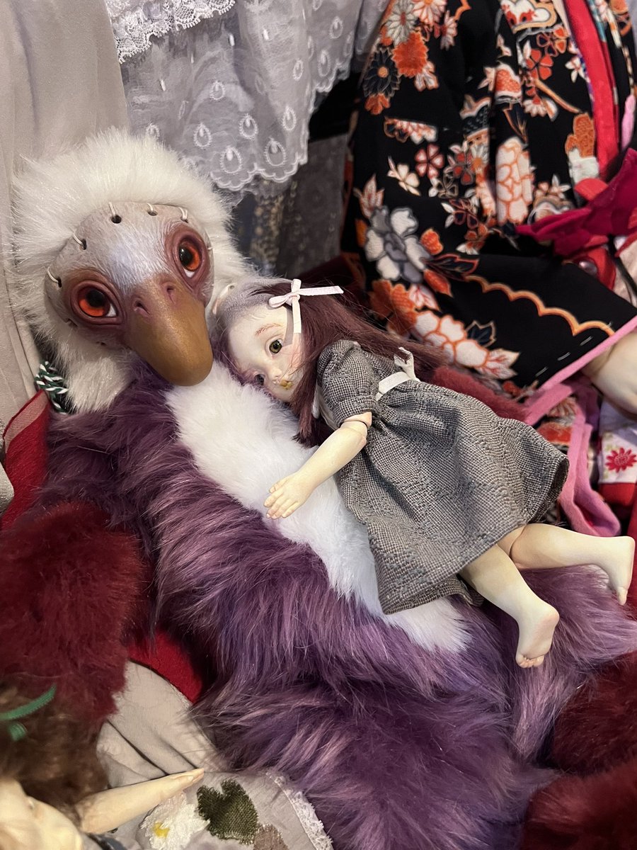 kolmekissaa's tweet photo. とり　と　とり

たまもさんが自撮りしてるみたいに撮れてしまいましたが、尊いのでご覧ください。

たまも　高橋野枝　@noedog 
白文鳥　空木架子　@utsugikako_doll 

#コルメキッサ
#創作人形 https://t.co/kSMZT386nU