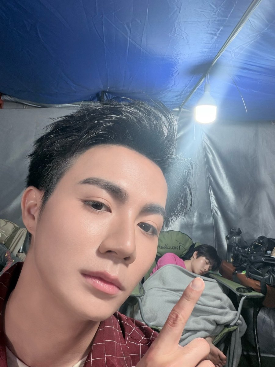 HUGELHEESeries's tweet photo. มนต์รักฮักอีหลี HUG E-LHEE : Somtum Rhapsody 🌶️🎙️✨

โบกมือหยอยหยอย ~  บอกน้อยจะไปถ่ายต่อ  ~ จำห่างร้างไกลน้อย ~ อย่าหมองเดี๋ยวอ้ายช้างกลับมา 🥹

โถ่ ๆๆๆ กะนึกว่าอ้ายช้างเป็นหยัง คือจั่งเบิ่งเศร้าแท้ ที่แท้กะแค่ต้องไปเฮ็ดงาน Q10 ต่อ เลยจำใจต้องห่างบักน้อย แค่นี้ติ๊ล่ะะะ 😂

ส่วนบักน้อยกะคงเป็นห่วงอ้ายช้างคักเบิ่งดู๊สู เพิ้นหลับสบายเลยเนาะะะ  😴

บ่เป็นหยังเด้อจ้า อ้ายไปเฮ็ดงานต่อโลด อันบักน้อย เดี๋ยวข่อยสิคอยเฝ้าให้เอง สิคอยเบิ่งอย่างดี ยุงบ่ให้ไต่ ไร บ่ให้ตอมเลยจ้าาา 🤏🏻

HUG E LHEE Q10
#มนต์รักฮักอีหลีQ10