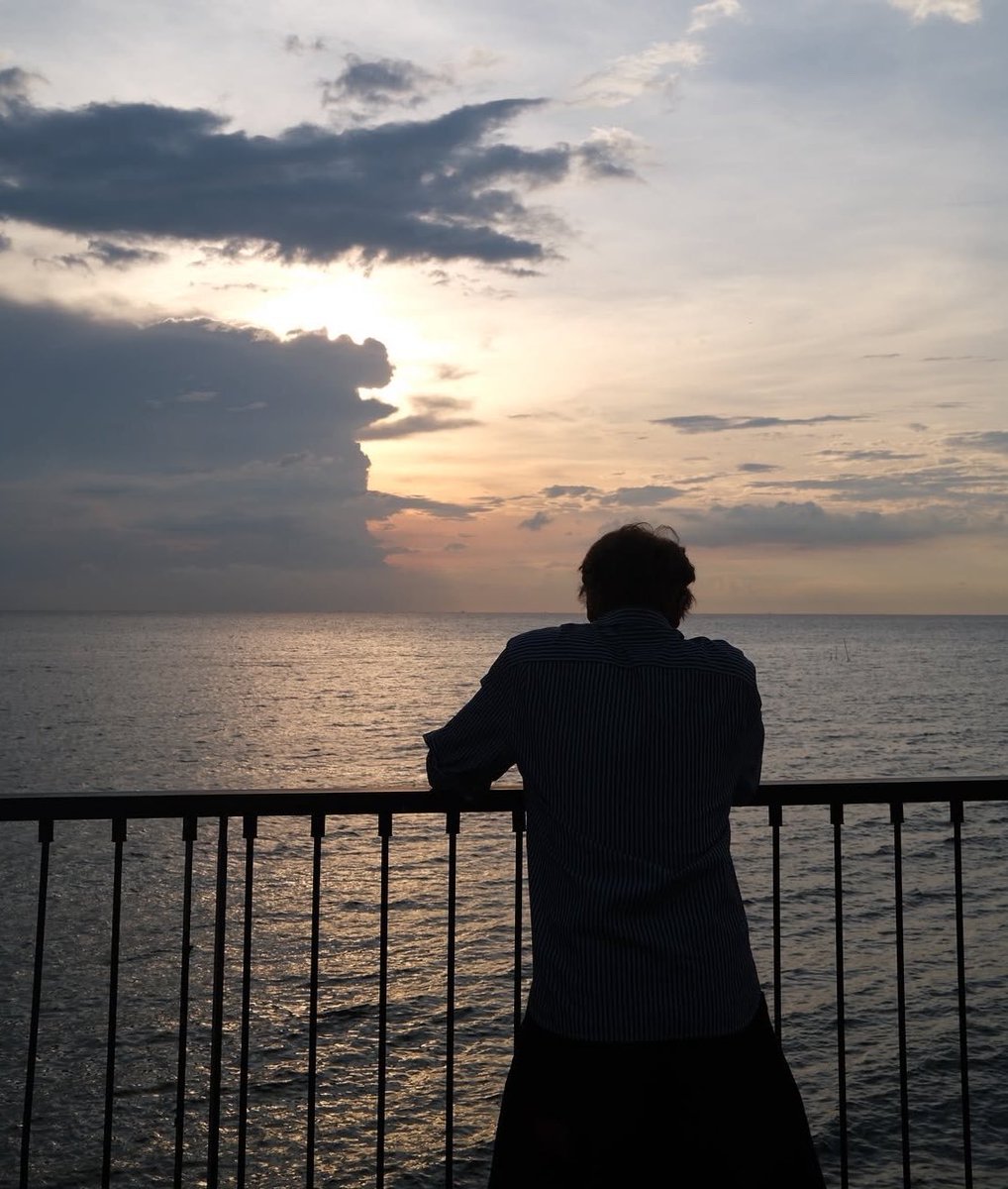 twlghtv's tweet photo. WKWKWKWKWK BANGSATTT BANGSATTTT GOOD MORNING TO ME????? oke pose menghadap ke pantai wkwk, joongdunk last pic.

#จุงดัง #JoongDunk https://t.co/YZfpzyVgQl