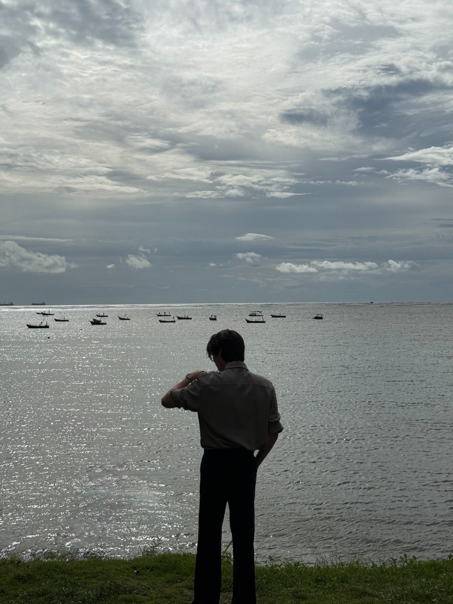twlghtv's tweet photo. WKWKWKWKWK BANGSATTT BANGSATTTT GOOD MORNING TO ME????? oke pose menghadap ke pantai wkwk, joongdunk last pic.

#จุงดัง #JoongDunk https://t.co/YZfpzyVgQl