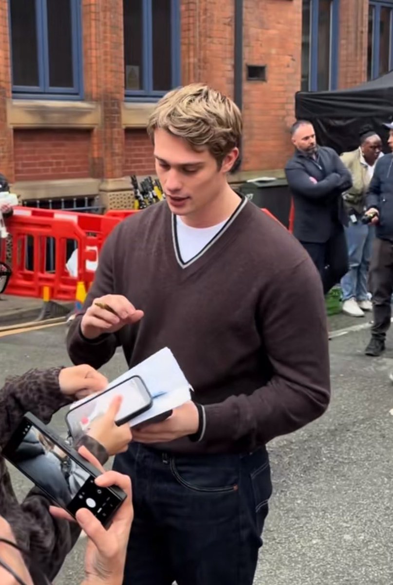 henryscdiaz's tweet photo. i could be wrong but is this the same jumper…? 🥺 https://t.co/uB48HZh2nQ