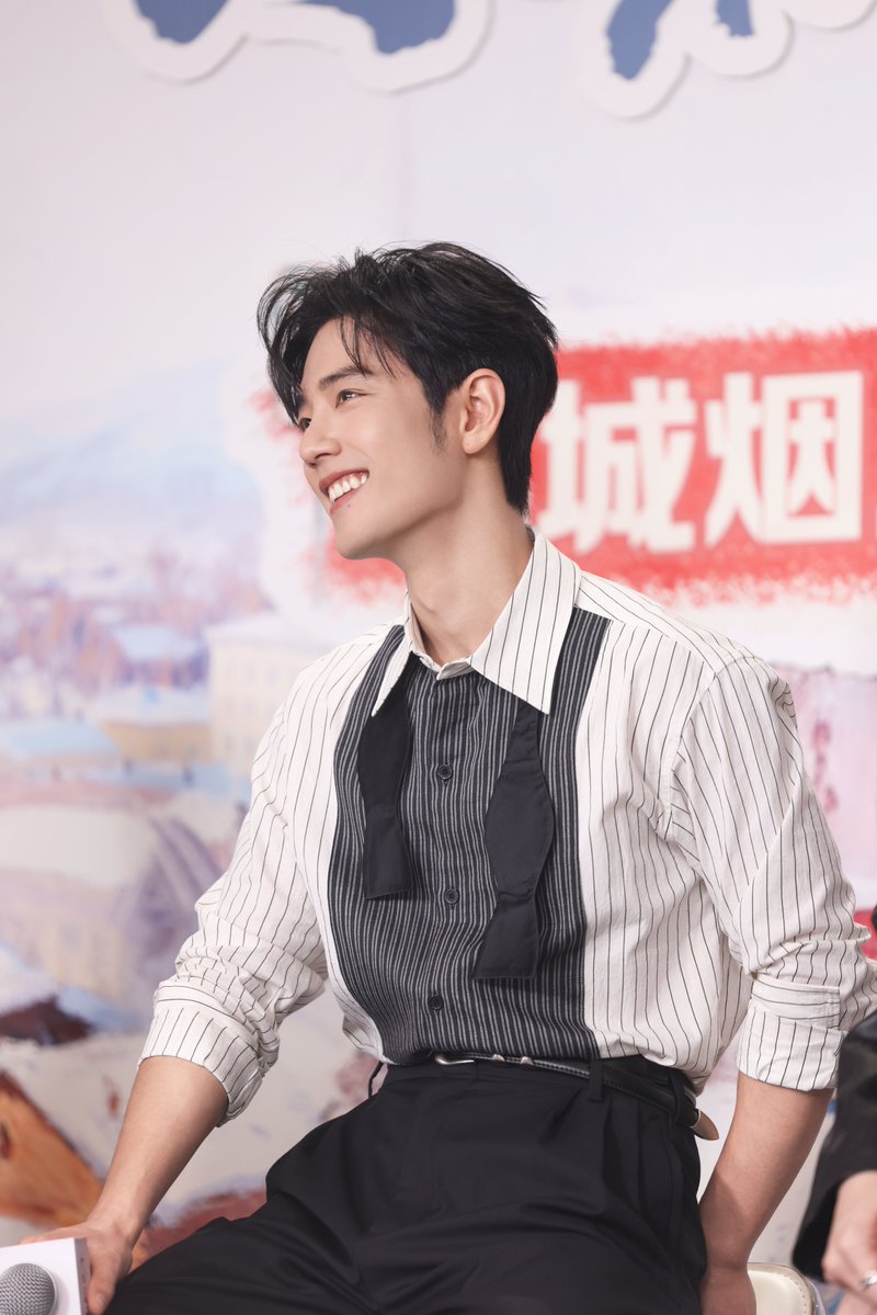 XiaoZhan_OFC's tweet photo. 【261020 Photo】

#SmallTownRemedy
#XiaoZhan #肖战

Xiao Zhan Studio Weibo updated:

Everyone's here, let's gather for a chat, and listen to Xiao Zhan share the story of Liu Zhengliang. https://t.co/oTqoaWBBiD