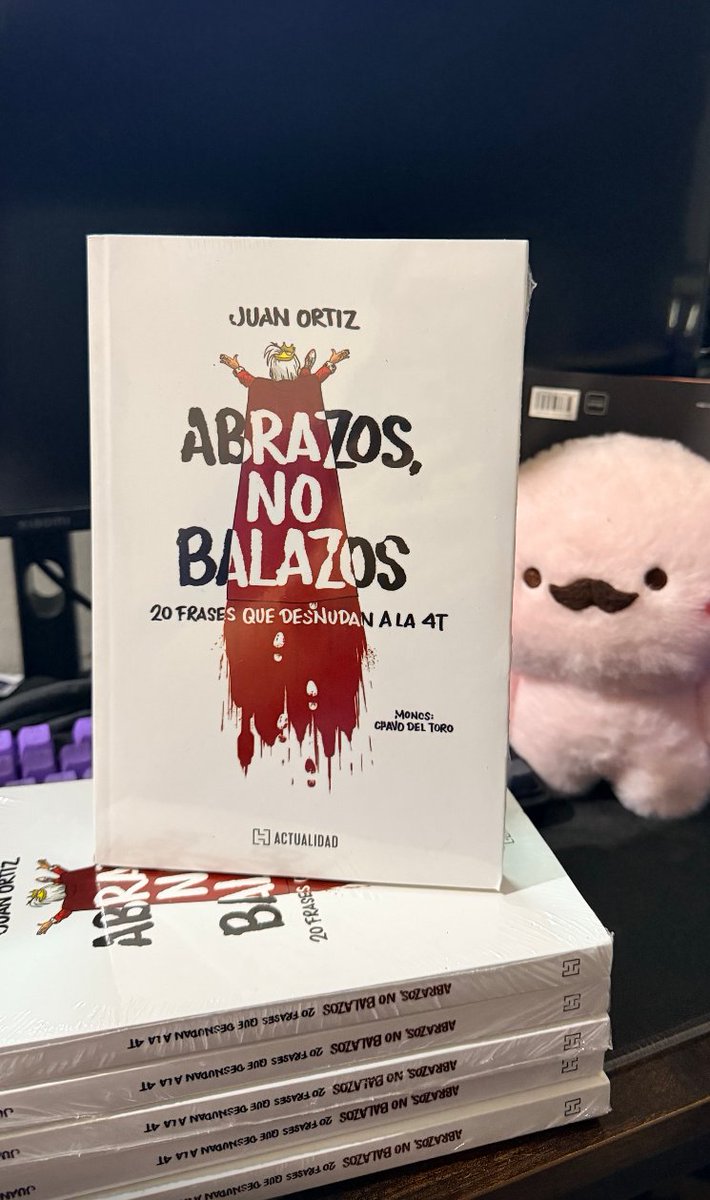 Juan_OrtizMX's tweet photo. 🗳️📌 ¡Ya salió mi primer libro! 

Estoy muy feliz de compartirles que ya salió Abrazos, no balazos: Las frases que desnudan a la 4T

¿Recuerdas estas frases?

📍 Descarrilamiento → “interrupción de flujo sobre la vía”.

📍 Dinero ilegales para campañas adelantadas → “aportaciones para fortalecer al movimiento”.

📍 Señalamientos contra Rocha Moya y otros morenistas → “¿por qué no hablan de García Luna?”

📍 Acordeones judiciales → “listas para recordar por quién votar”.

📍 Un homicidio cometido por el crimen organizado → “le dio un infarto”.

Analicé frases de López Obrador, Claudia Sheinbaum, Rocío Nahle, Noroña y otros personajes de la 4T para explicar qué técnica usan y qué buscan provocar en quien escucha.

Y es que usan recursos narrativos para:

• Cambiar el tema frente a un escándalo político.
• Evadir responsabilidades.
• Saturar la agenda para dividir la atención.
• Reetiquetar algo incómodo hasta hacerlo parecer otra cosa.

Además, contiene cartones de @chavodeltoro, que ilustran cada frase y exhiben la contradicción de quien la dice. 

Y como toda crítica o análisis debe tener propuesta, también incluyo un Manual de autodefensa ciudadana contra las trampas del lenguaje político.

La idea es que después de leerlo puedas escuchar una conferencia, una entrevista o una declaración y detectar qué están intentando ocultarte.

Ya lo puedes pedir en Amazon: https://t.co/o3xwRtUET5