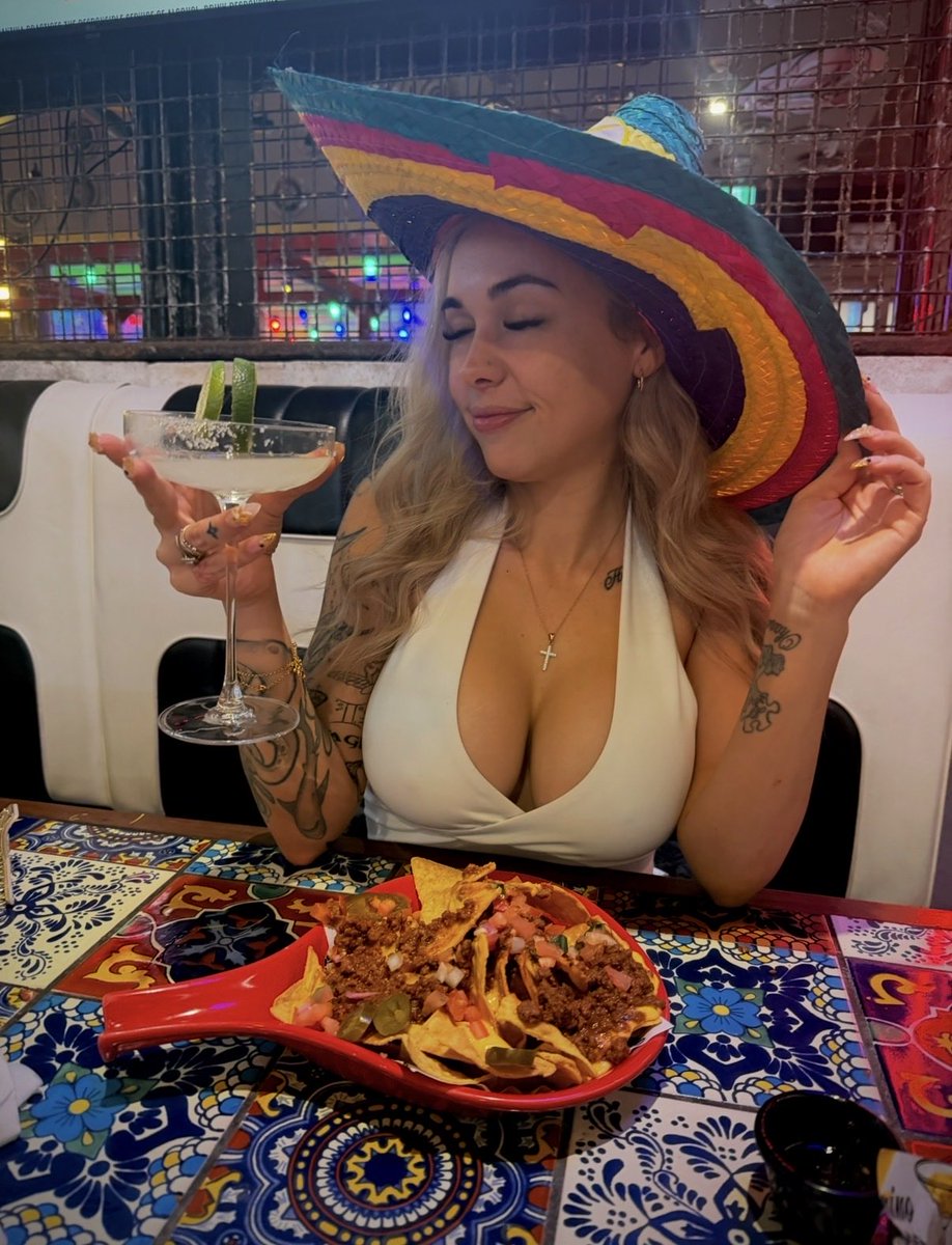 m0llynextdoor's tweet photo. Tequila, Tacos or me ? 🤭 

#TacoTuesday https://t.co/PR8W8ooN0z