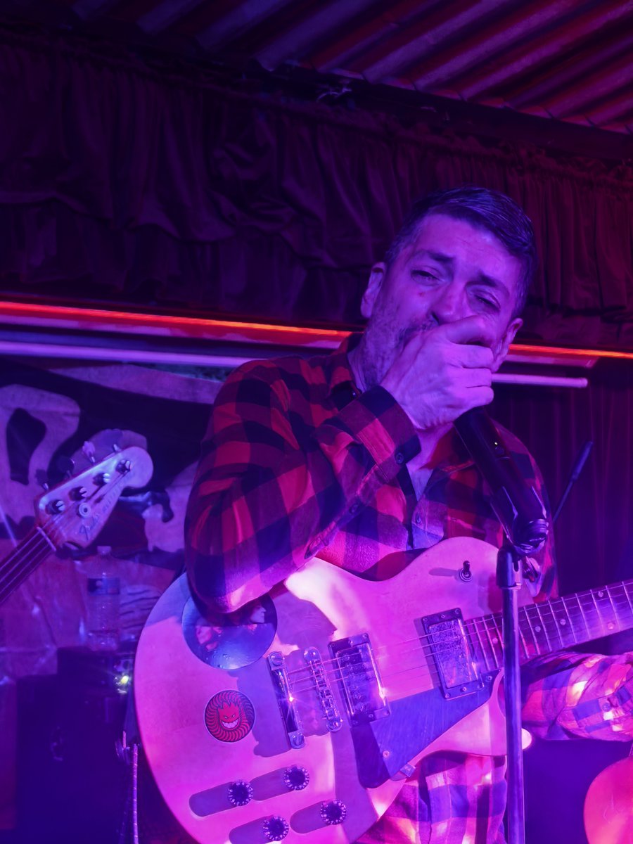 AdnNefasto's tweet photo. Buenas noches @uili
Y @El_Gasper 
Chidazo ayer el coto en el pinche bar. Lástima que no anduvo por ahí el buen Yeyo. Pero gusto saludarlo y haber echado el rock. 
Saludos y abrazos 🧟‍♂️💀
#popshow https://t.co/nnzxIIzCoY