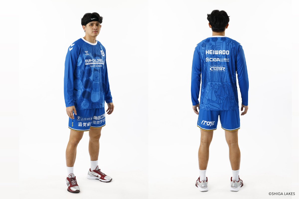 hummel_JP's tweet photo. 滋賀レイクス@ShigaLakes_pr とのパラアートシャツをついに発表。着用日は今週金曜日の10/23に。誰もがアリーナでスポーツを楽しめように、という想いを込めたチャリティーシャツ。半袖と長袖をレイクス公式通販限定で発売中！
https://t.co/RmeaKQG5j1
#滋賀レイクス #パラアートシャツ #游艾喆 https://t.co/VwRkN3dNVD