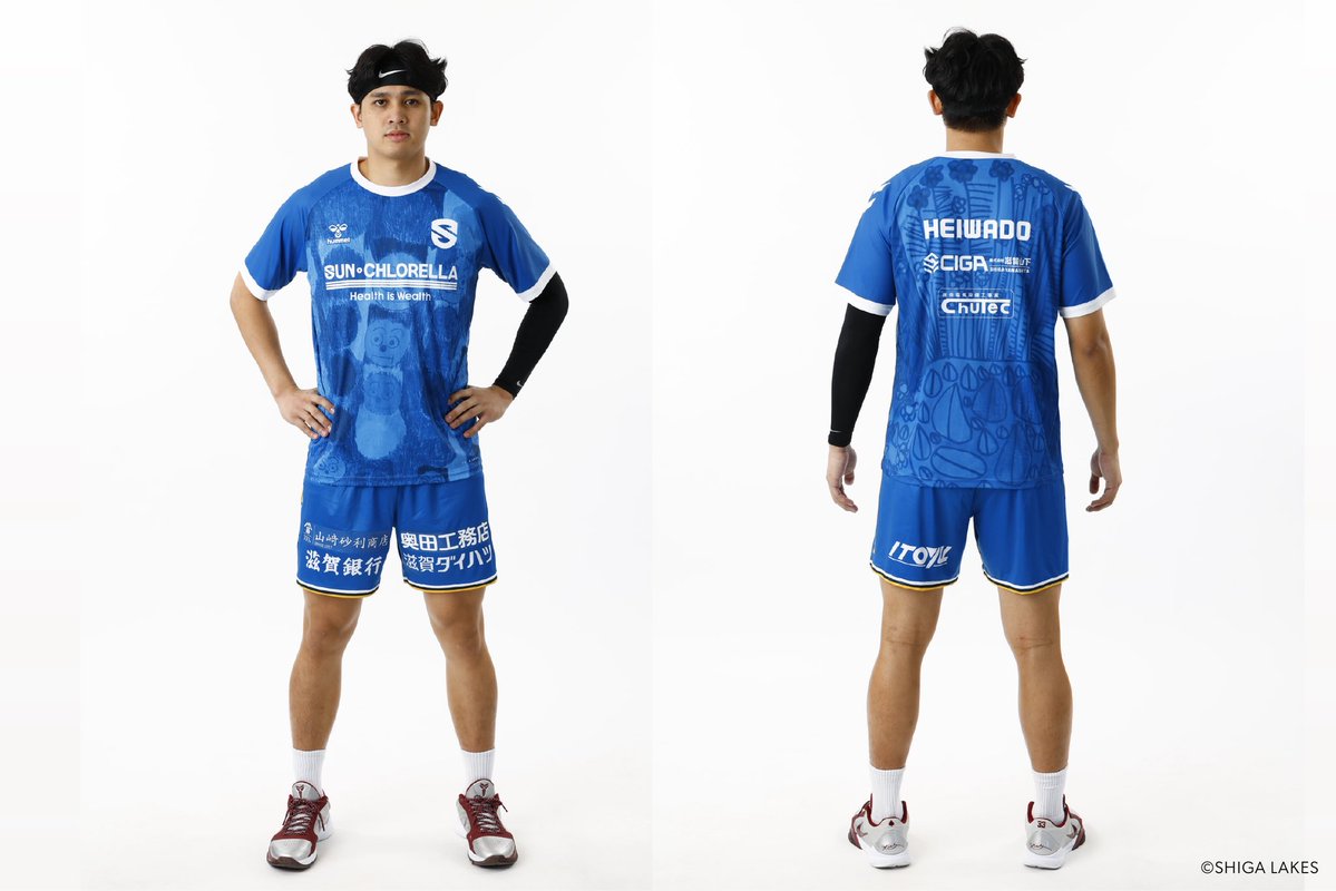 hummel_JP's tweet photo. 滋賀レイクス@ShigaLakes_pr とのパラアートシャツをついに発表。着用日は今週金曜日の10/23に。誰もがアリーナでスポーツを楽しめように、という想いを込めたチャリティーシャツ。半袖と長袖をレイクス公式通販限定で発売中！
https://t.co/RmeaKQG5j1
#滋賀レイクス #パラアートシャツ #游艾喆 https://t.co/VwRkN3dNVD