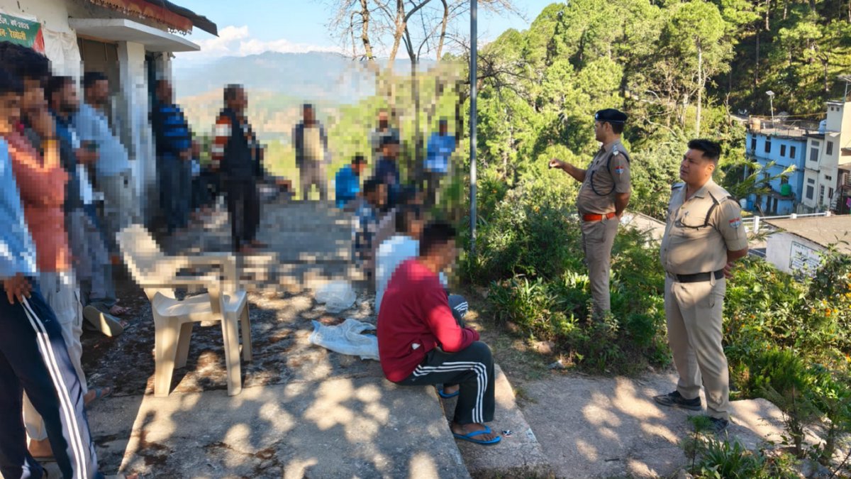 PoliceBageshwar's tweet photo. सुदूर गांवों में पहुँची थाना झिरौली पुलिस: बुजुर्गों के घर-घर जाकर जाना हाल-चाल, चौपाल लगाकर ग्रामीणों को साइबर अपराध, नशा व यातायात नियमों के प्रति किया जागरूक
#BageshwarPolice #UttarakhandPolice #CommunityPolicing #SeniorCitizenCare #CyberAwareness2026 #CyberHelpline1930 https://t.co/mdnTxDOFBM