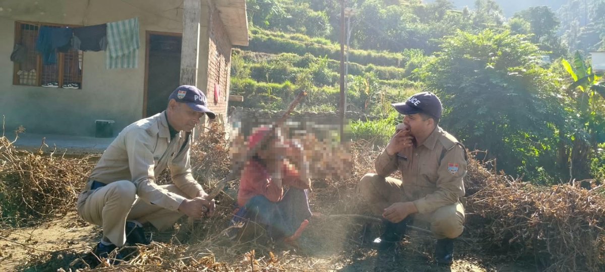 PoliceBageshwar's tweet photo. सुदूर गांवों में पहुँची थाना झिरौली पुलिस: बुजुर्गों के घर-घर जाकर जाना हाल-चाल, चौपाल लगाकर ग्रामीणों को साइबर अपराध, नशा व यातायात नियमों के प्रति किया जागरूक
#BageshwarPolice #UttarakhandPolice #CommunityPolicing #SeniorCitizenCare #CyberAwareness2026 #CyberHelpline1930 https://t.co/mdnTxDOFBM