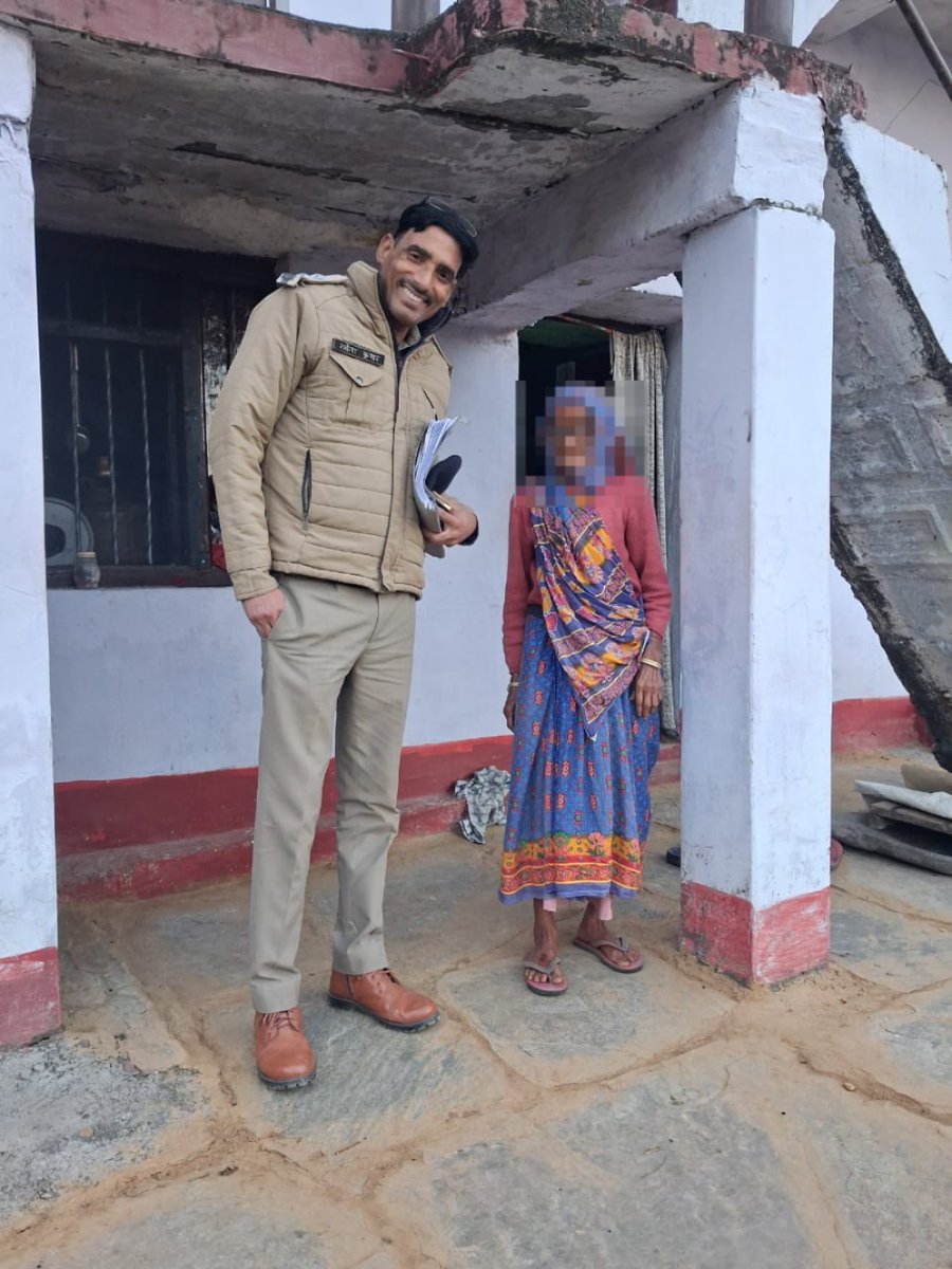 PoliceBageshwar's tweet photo. सुदूर गांवों में पहुँची थाना झिरौली पुलिस: बुजुर्गों के घर-घर जाकर जाना हाल-चाल, चौपाल लगाकर ग्रामीणों को साइबर अपराध, नशा व यातायात नियमों के प्रति किया जागरूक
#BageshwarPolice #UttarakhandPolice #CommunityPolicing #SeniorCitizenCare #CyberAwareness2026 #CyberHelpline1930 https://t.co/mdnTxDOFBM