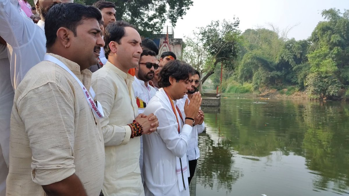 JVSinghINC's tweet photo. नास्ति वत्स महीपृष्ठे शिप्रायाः सदृशी नदी।
यस्यास्तीरे क्षणान्मुक्तिः किं चिरात्सेवनेन वै॥

विजयादशमी के पावन पर्व पर आज उज्जैन में मेरे पिता, आदरणीय श्री दिग्विजय सिंह जी की ‘सत्य सनातन स्वाभिमान यात्रा’ के शुभारंभ के अवसर पर श्री लक्ष्मी नृसिंह मंदिर में दर्शन एवं पुण्यसलिला क्षिप्रा मैया का पूजन-अर्चन कर उनका आशीर्वाद प्राप्त करने का सौभाग्य मिला। 
सत्य सनातन धर्म की जय!