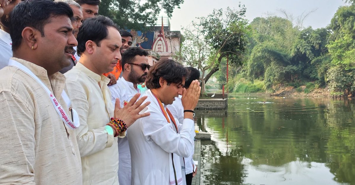 JVSinghINC's tweet photo. नास्ति वत्स महीपृष्ठे शिप्रायाः सदृशी नदी।
यस्यास्तीरे क्षणान्मुक्तिः किं चिरात्सेवनेन वै॥

विजयादशमी के पावन पर्व पर आज उज्जैन में मेरे पिता, आदरणीय श्री दिग्विजय सिंह जी की ‘सत्य सनातन स्वाभिमान यात्रा’ के शुभारंभ के अवसर पर श्री लक्ष्मी नृसिंह मंदिर में दर्शन एवं पुण्यसलिला क्षिप्रा मैया का पूजन-अर्चन कर उनका आशीर्वाद प्राप्त करने का सौभाग्य मिला। 
सत्य सनातन धर्म की जय!