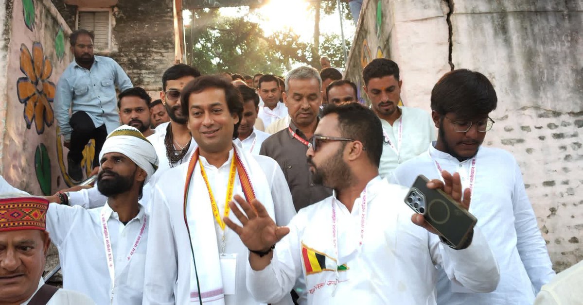 JVSinghINC's tweet photo. नास्ति वत्स महीपृष्ठे शिप्रायाः सदृशी नदी।
यस्यास्तीरे क्षणान्मुक्तिः किं चिरात्सेवनेन वै॥

विजयादशमी के पावन पर्व पर आज उज्जैन में मेरे पिता, आदरणीय श्री दिग्विजय सिंह जी की ‘सत्य सनातन स्वाभिमान यात्रा’ के शुभारंभ के अवसर पर श्री लक्ष्मी नृसिंह मंदिर में दर्शन एवं पुण्यसलिला क्षिप्रा मैया का पूजन-अर्चन कर उनका आशीर्वाद प्राप्त करने का सौभाग्य मिला। 
सत्य सनातन धर्म की जय!