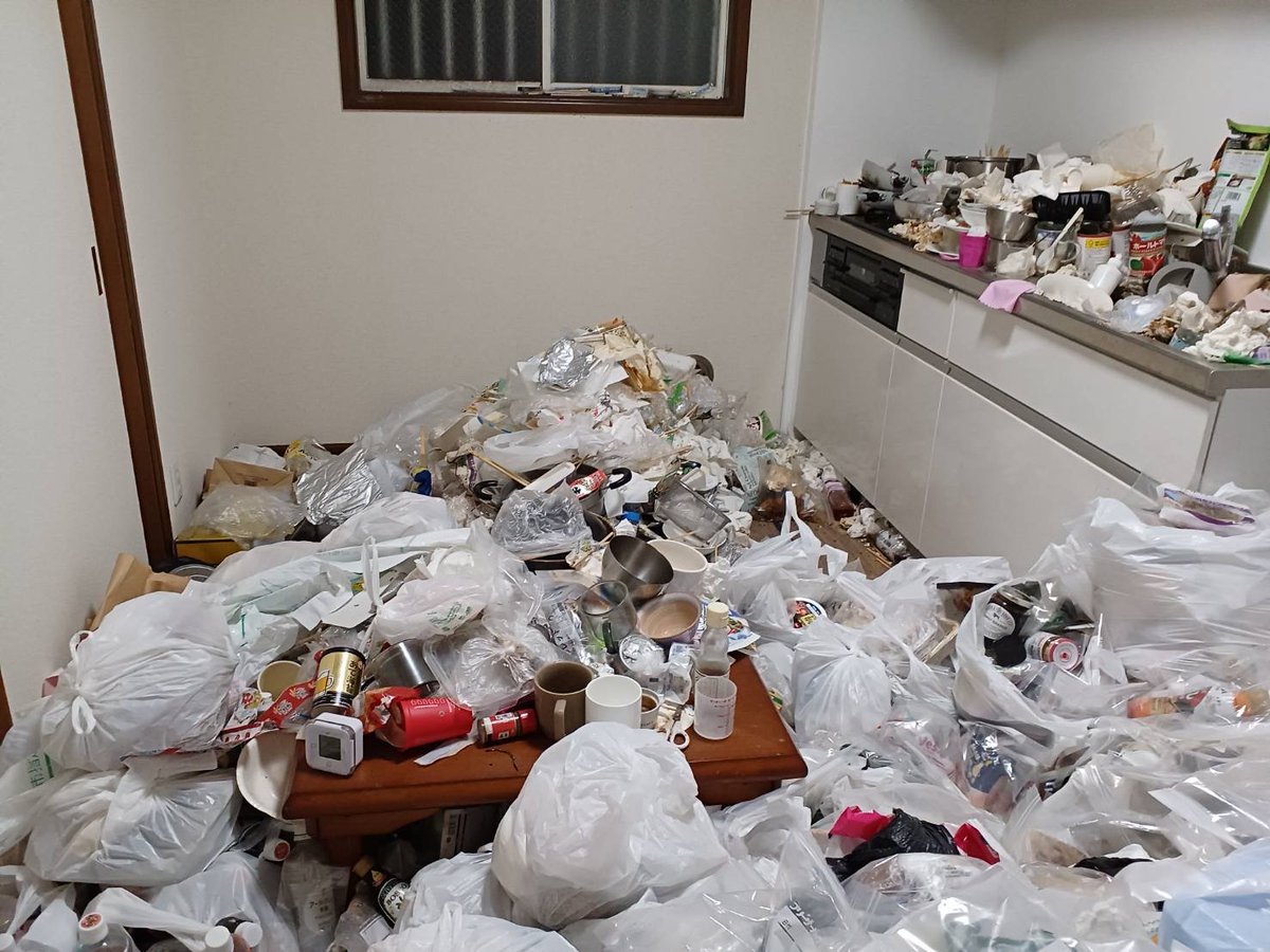 obeya_minami's tweet photo. かなり以前の現場です。

若い女性のゴミ屋敷片付け。

作業を始めて10分もしないうちに、大家さんが部屋へ
飛び込んできました。

「ほら！やっぱりゴミを溜めてる！」

「私、毎日カメラで見てて、この子がゴミを出してないの知ってるのよ！」と。

とりあえず大家さんを外へ連れ出し「夕方には綺麗になります」と説明。

そのうえで、私から一言。

「今までなんで何も言わずに放っておいたんですか？」

大家さんの仕事だと言うつもりはありません。

でも、毎日見ていてゴミを出していないことまで
気づいていたなら、責める前に一声かけてあげても
よかったんじゃないかと思う。

この女の子がゴミを出せなくなったきっかけは、引越し当初にゴミの分別を注意されて、それ以来、出すのが怖くなったことでした。

ゴミ屋敷って「だらしない人」だけで片付けると、
本当の原因を見��うことがあります。