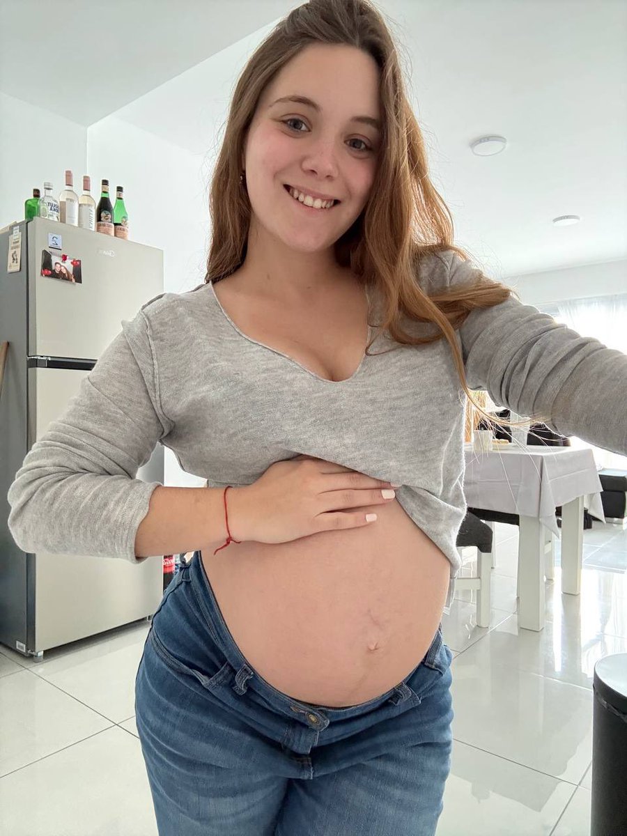 kleinemariee's tweet photo. Sei ehrlich Würdest du eine Schwangere wie mich ohne Gummi ficken? 🤭 https://t.co/eAWgMW2Eed