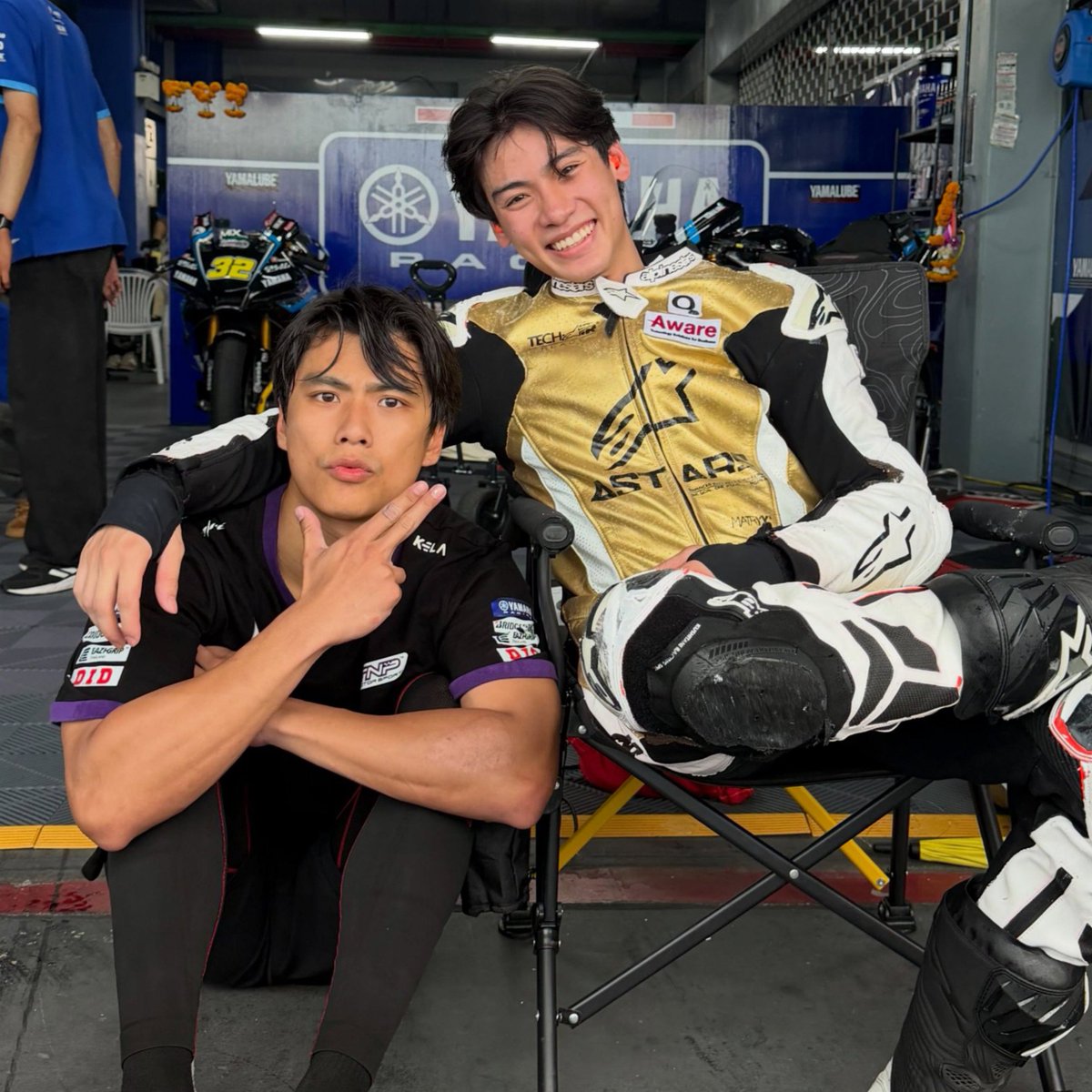 ingkasav's tweet photo. ohming 🧡💙🏁 :

front view                          back view https://t.co/FKJjSDQclu