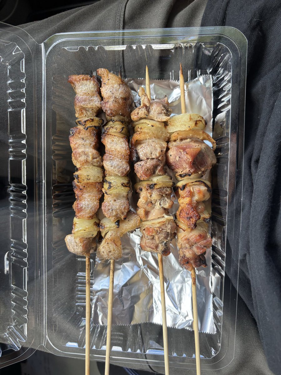 ksn_50k's tweet photo. 西入部のYショップの焼き鳥最高😋
晩酌用に買ったけど、当然その場で全部食っちまったw

豚バラと地鶏。

※豚バラも九州では焼き鳥といいます

#焼き鳥　#Yショップ　#ランチ https://t.co/bAPteylJ8V