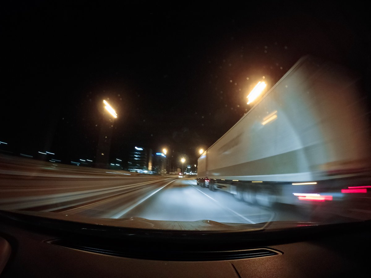 sule_514's tweet photo. [高速道路を疾走する車のライト、運転手の集中した横顔] https://t.co/Pa6t8cZvFL
