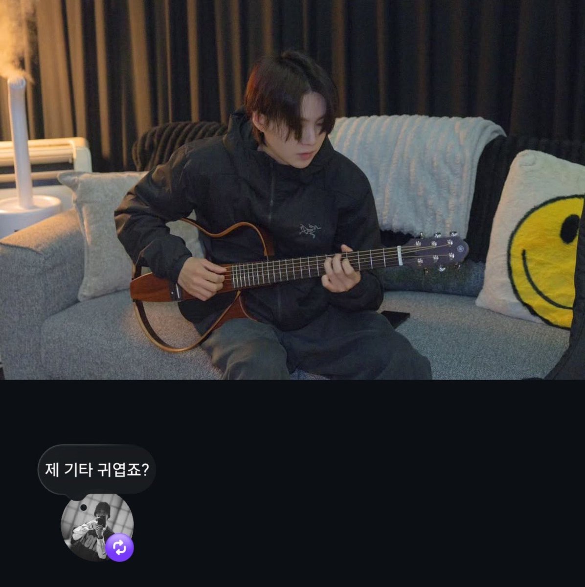 forjungkookv's tweet photo. jungkook liked reposted and replied !! 

🐱: it's not my guitar, it's jungkook's guitar
🐰: my guitar is cute, right?

please i love them soo much 😭😭😭 https://t.co/ima78MYJPE