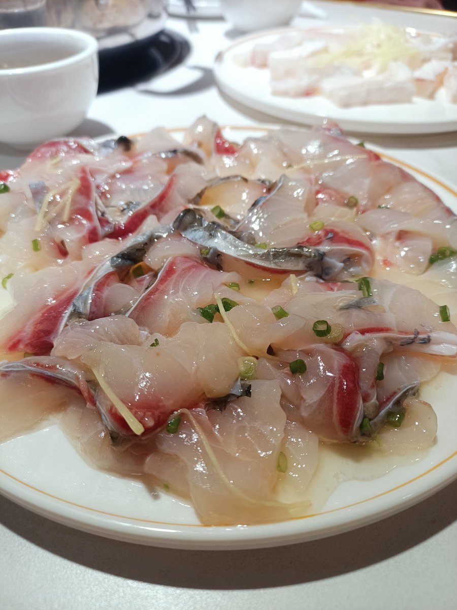 0JZHHGNrrAusFaV's tweet photo. [日] この魚、身が柔らかく、絶品だ！背骨までほぐして食べるのが最高だね！（这句日语意思是“这个鱼肉很软，是绝品！连鱼背骨都拆开来吃，最棒了！”） https://t.co/iQFKRnu8xg