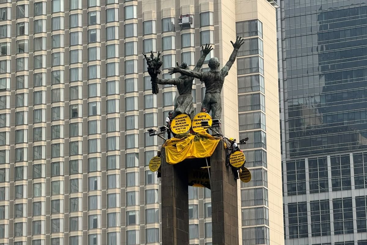 LambeSahamjja's tweet photo. pramono anung minta aktivis greenpeace segera turun dari monumen selamat datang di bundaran hi

mereka naik ke sana pagi ini (selasa 20 okt 2026) untuk membentangkan spanduk protes

kata pramono dia dengar mereka mudah-mudahan segera turun, supaya tidak ada apa-apa dan ketertiban tidak terganggu

pemerintah menghormati penyampaian pendapat sebagai bagian dari demokrasi, dan memberi apresiasi

tapi yang paling penting jangan sampai mengganggu ketertiban umum

dia juga berharap demo yang direncanakan di beberapa tempat di jakarta hari ini berjalan aman, nyaman, dan tertib

hari ini 2 tahun pemerintahan prabowo-gibran

dia yakin aspirasi akan didengar kalau disampaikan dengan tertib

dia berharap tuntutan demonstran jadi perhatian dan ditindaklanjuti pemerintah sesuai kewenangan masing-masing