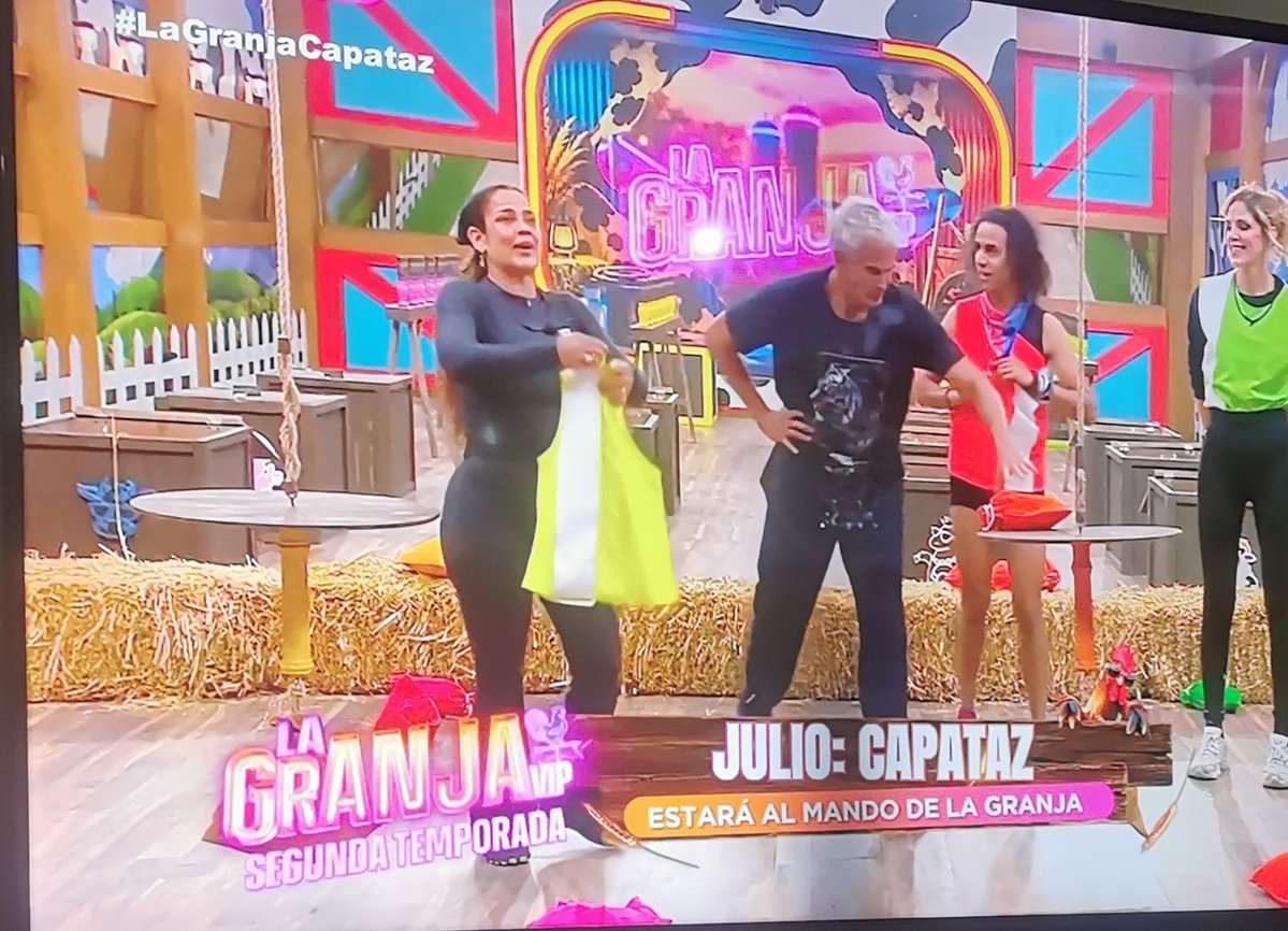 CRIST113's tweet photo. Nosotros si jugamos DERECHO... NIURKA poniendole mas sal a la herida. 😂😂😂😂😂 #LaGranjaCapataz #LaGranjaFraude https://t.co/ErGG0X0Hkz