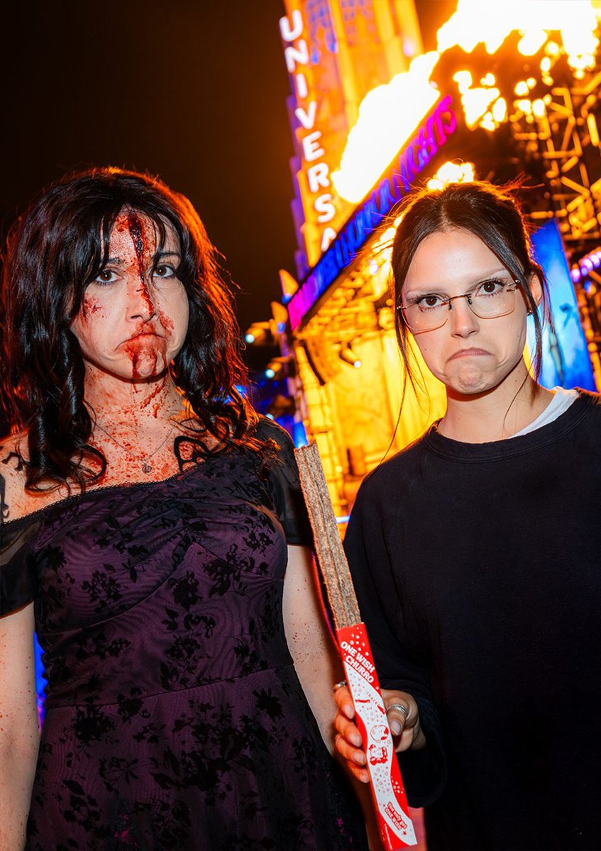InternetH0F's tweet photo. 'Obsession' star Inde Navarrette met the girl who plays Nikki at the Universal Studios Hollywood's Halloween Horror Nights https://t.co/kpSHZEG5Ty