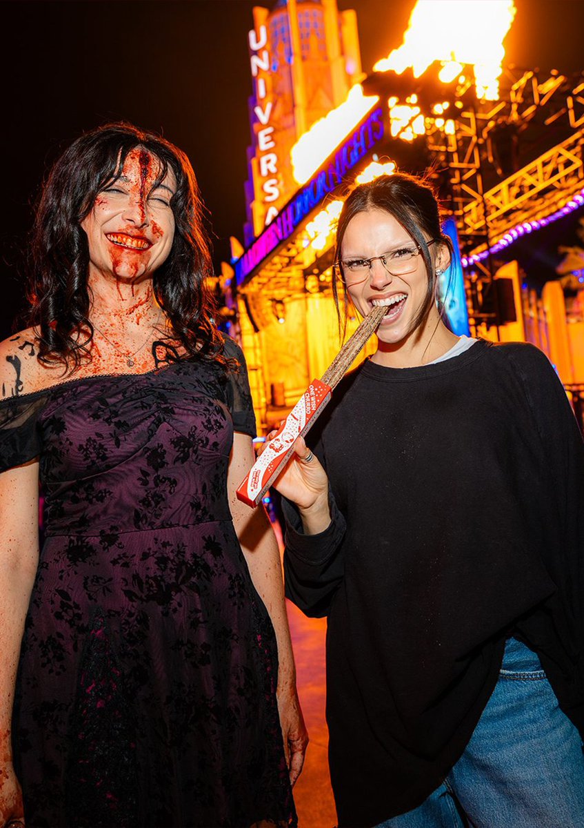 InternetH0F's tweet photo. 'Obsession' star Inde Navarrette met the girl who plays Nikki at the Universal Studios Hollywood's Halloween Horror Nights https://t.co/kpSHZEG5Ty