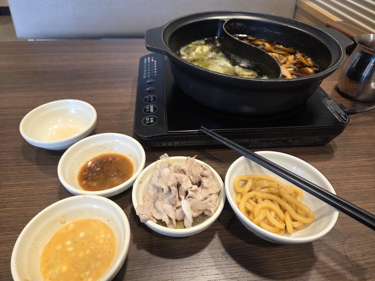 pppprtttt's tweet photo. お腹いっぱいになったので、いまから間食にむけてスマホいじりながらのダラ食いに移行する！！ https://t.co/c827OTmbRa