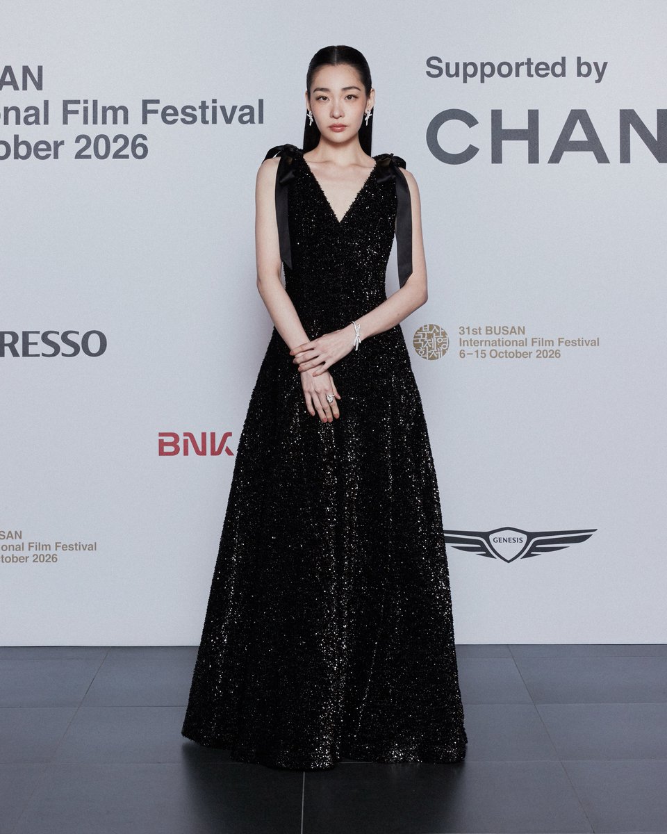 minhakrim's tweet photo. dipped in midnight, kissed by diamonds, and adorned with the kind of sparkle that never asks for attention. a little grace in every gesture, a little magic in every glimmer, and a whole universe of elegance in one fleeting moment, 🖤. https://t.co/YxpsQp2hmI