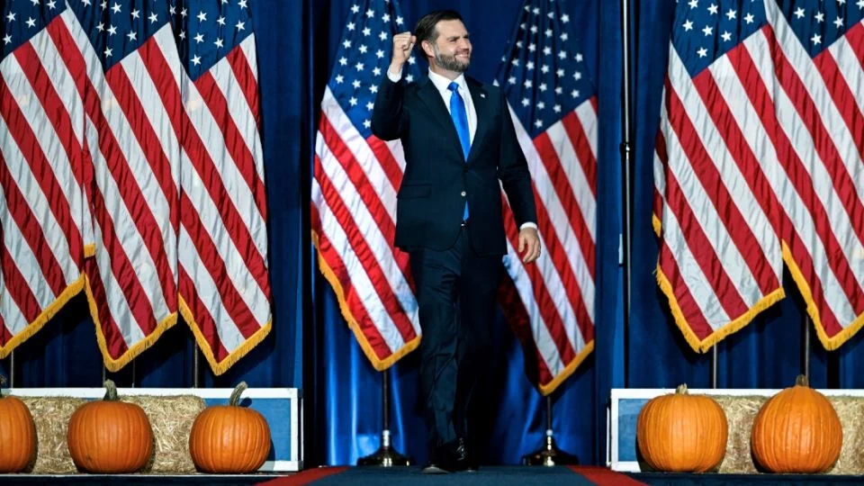 unomasunomx's tweet photo. 🇺🇸 Vance apuesta por el aval de Trump rumbo a 2028

🗳️ El vicepresidente de Estados Unidos, JD Vance, aseguró que, si decide competir por la Casa Blanca en 2028, cree que Donald Trump lo respaldaría. Eso sí, aclaró que todavía no ha hablado del asunto con el mandatario.

✈️ Lo dijo durante una entrevista a bordo del avión vicepresidencial, mientras volvía de un mitin republicano en Carolina del Norte. Ahí sostuvo que, de lanzarse, contaría con el apoyo presidencial, aunque se trata de una apreciación propia y no de un compromiso acordado.

🤔 Vance ha sido prudente con sus aspiraciones. No ha confirmado si buscará encabezar la candidatura del Partido Republicano y ha planteado que tomará una decisión sobre su futuro político hasta que terminen las elecciones intermedias de noviembre.

📌 Con esa postura, el vicepresidente deja abierta la puerta a una eventual carrera presidencial sin comprometerse todavía, en un momento en que su nombre figura entre los perfiles con mayor proyección dentro del bando republicano para suceder a Trump.

🔎 Lo que sigue: el resultado de las legislativas de noviembre podría marcar el rumbo de sus planes y también el del tablero interno del Partido Republicano, donde el respaldo del actual presidente pesa de manera determinante.

🏛️ Mientras tanto, la pregunta sobre quién será el heredero político de Trump sigue sin respuesta, y cada declaración de Vance alimenta la especulación sobre sus verdaderas intenciones.

#JDVance #DonaldTrump #EstadosUnidos #Elecciones2028 #PartidoRepublicano #Politica #unomasunoInforma