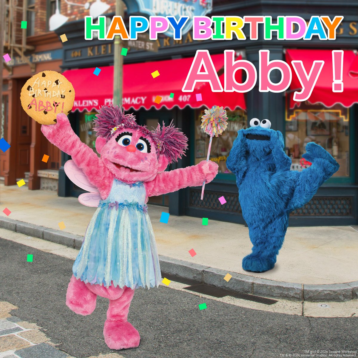 USJ_Official's tweet photo. 💗 🌈 HAPPY BIRTHDAY アビー 🌈 💗

クッキーモンスターは
手作りクッキーをプレゼント🍪
アビー、とっても嬉しそうだね✨

みんなも一緒にアビーのお誕生日をお祝いしよう！🎈🎂 https://t.co/qldMNrpSeJ
