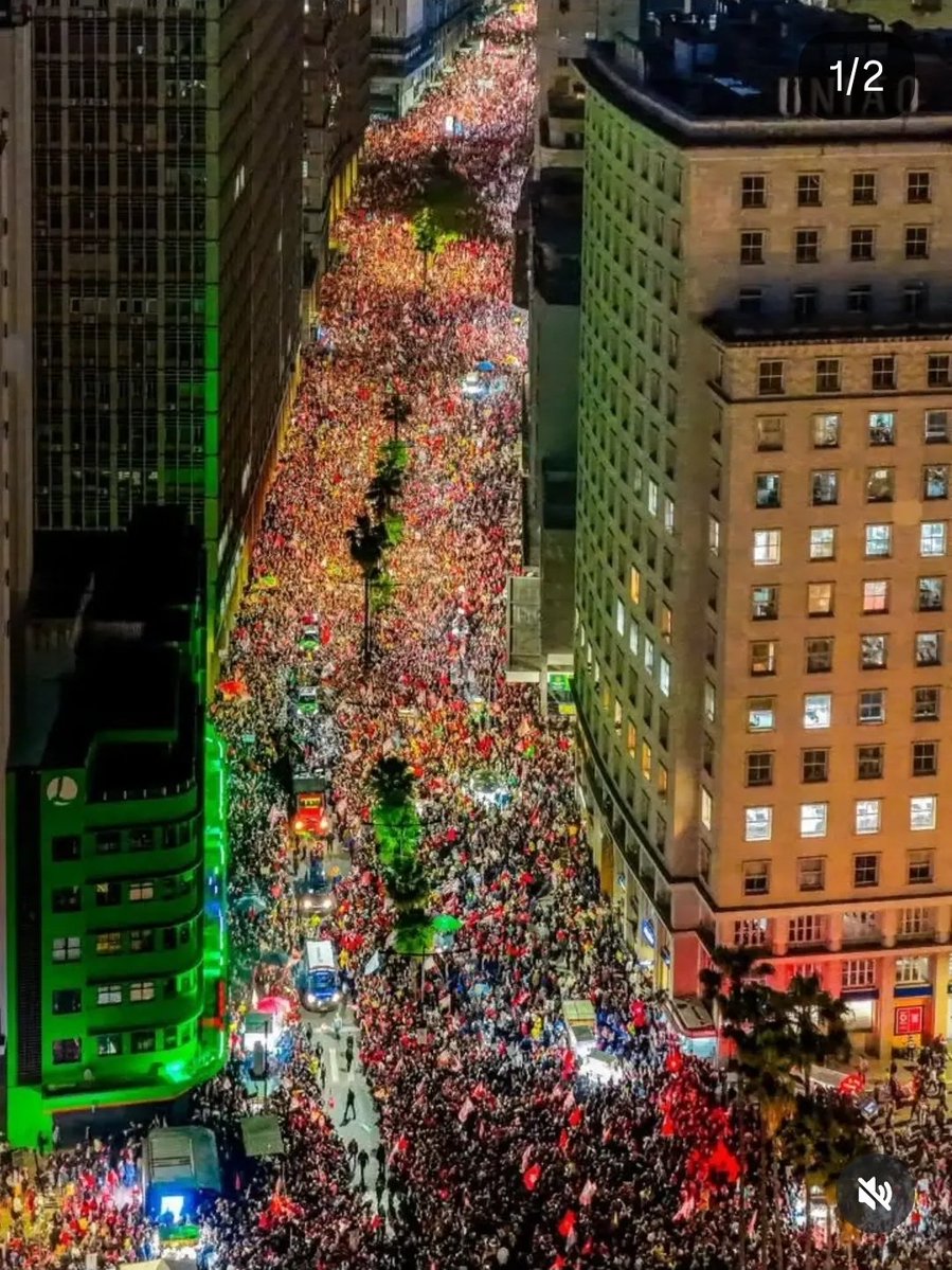 BohnGass's tweet photo. FOI POR @LulaOficial E COM LULA QUE FIZEMOS, HOJE, A MAIOR MANIFESTAÇÃO POLÍTICA DA HISTÓRIA DE PORTO ALEGRE!
LINDO DEMAIS!
É A VIRADA, GENTE!
@PTnaCamara 
@ptbrasil https://t.co/8MTmUz7tYA
