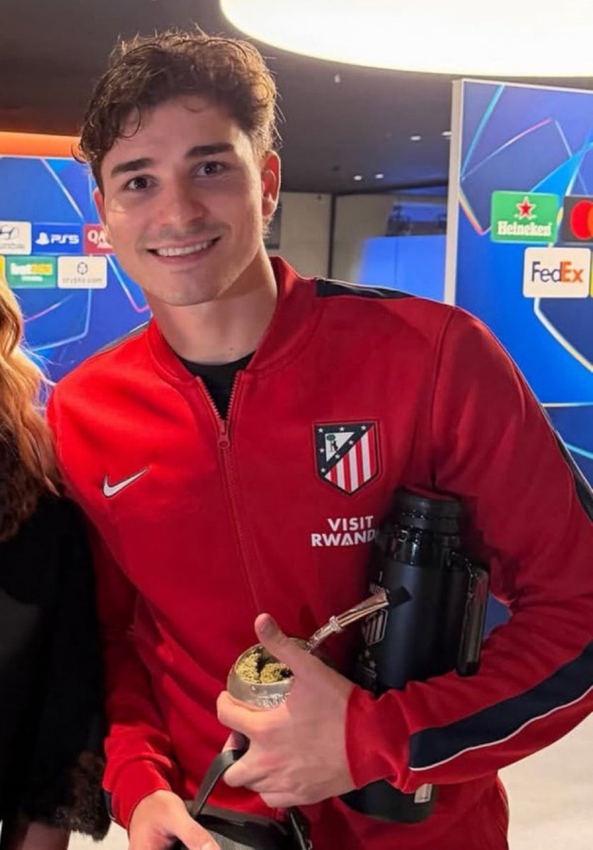 scalonene's tweet photo. Cómo vas a salir tan lindo TE AMO JULIÁN https://t.co/pewMN1Vpub