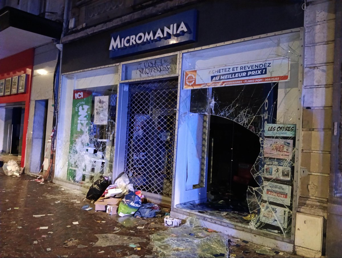 LBleuBlancRouge's tweet photo. 🔴🫵🏻 À Lille, la justice a rendu ses premières décisions dans les affaires de pillages. 

Trois hommes âgés de 20 à 27 ans ont été arrêtés dimanche peu après une heure et demie du matin. Le conducteur d’un Renault Scénic se faisait aider par ses deux complices pour charger le véhicule de grands sacs portant le logo Micromania, bourrés de produits multimédia. Le tribunal les a tous condamnés à dix mois de prison ferme assortis d’un mandat de dépôt.

Deux des condamnés, en situation irrégulière sur le territoire, seront frappés d’une interdiction de retour en France pendant deux ans dès leur sortie. Le troisième, quant à lui, ne pourra plus séjourner à Lille pendant trois ans. Aucun des trois n’avait de précédent judiciaire. Une fois que Micromania et Calzedonia auront évalué le préjudice lié aux articles de leurs enseignes retrouvés dans les sacs, les trois hommes devront les rembourser.