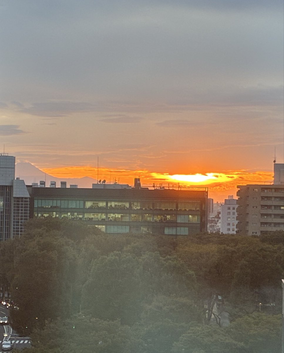 fce_maaya's tweet photo. おはようございます☀️

どんどん秋になってきてますね
昨日はオフィスから綺麗な夕日と富士山が見えました

綺麗な景色に癒されながら、
本日もはりきってまいります🔥 https://t.co/cDoVlZrYs8