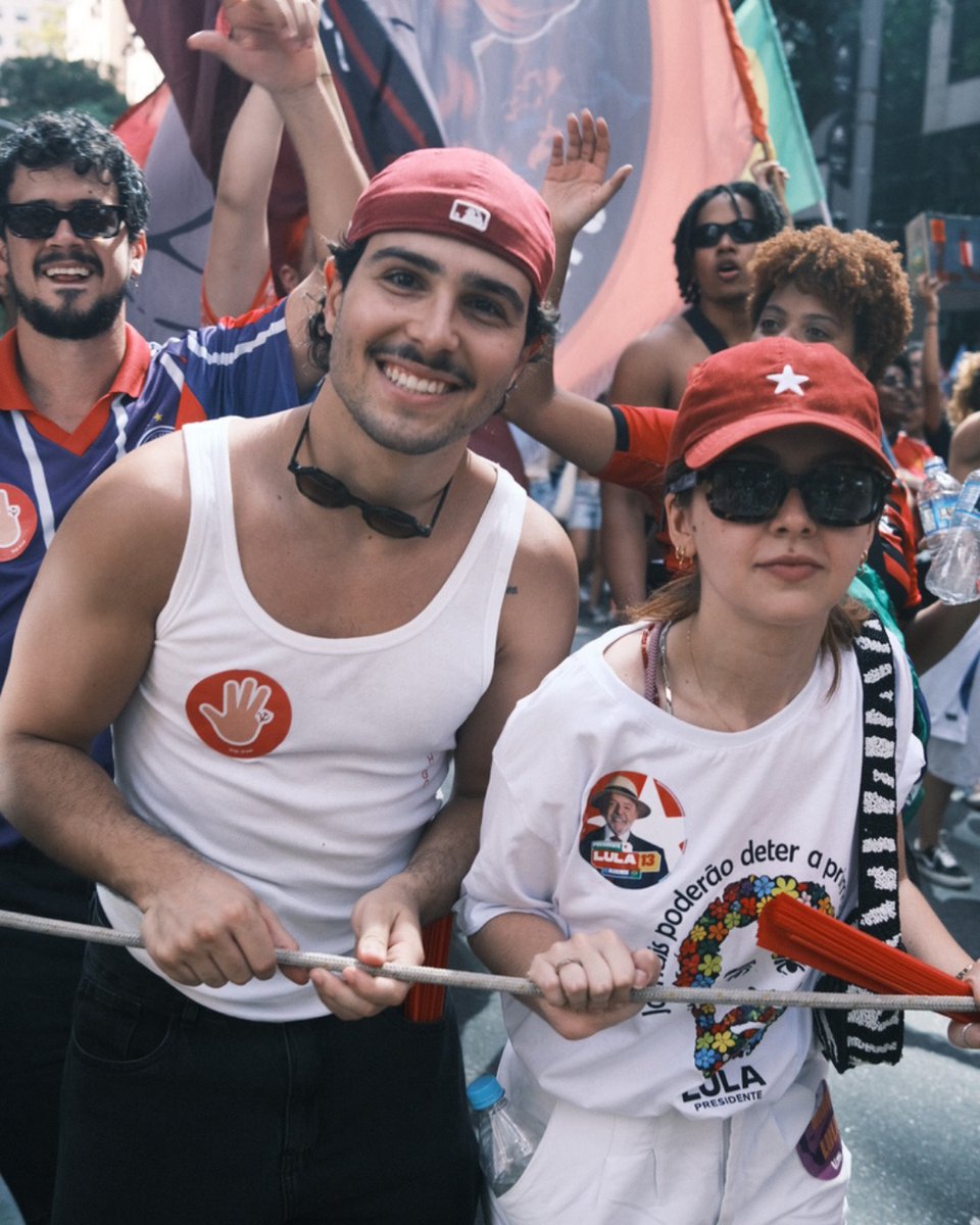 CastroGabryel02's tweet photo. Mais fotos de Giovanna Grigio, Alanis Guilen, Klara Castanho, Cauê Campos, Igor Jansen e Rodrigo Lélis na manifestação pró-democrática do PT ontem à tarde, no Centro do Rio de Janeiro. É #PorVocê pelos brasileiros e pela democracia.

(via perfil da Giovanna Grigio no Instagram) https://t.co/oqqJGj7ybN