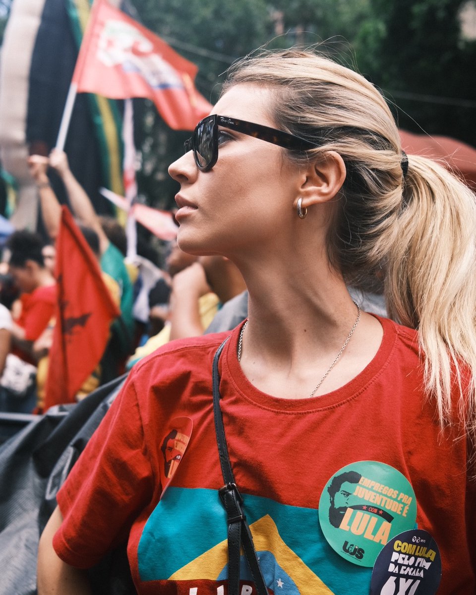 CastroGabryel02's tweet photo. Mais fotos de Giovanna Grigio, Alanis Guilen, Klara Castanho, Cauê Campos, Igor Jansen e Rodrigo Lélis na manifestação pró-democrática do PT ontem à tarde, no Centro do Rio de Janeiro. É #PorVocê pelos brasileiros e pela democracia.

(via perfil da Giovanna Grigio no Instagram) https://t.co/oqqJGj7ybN